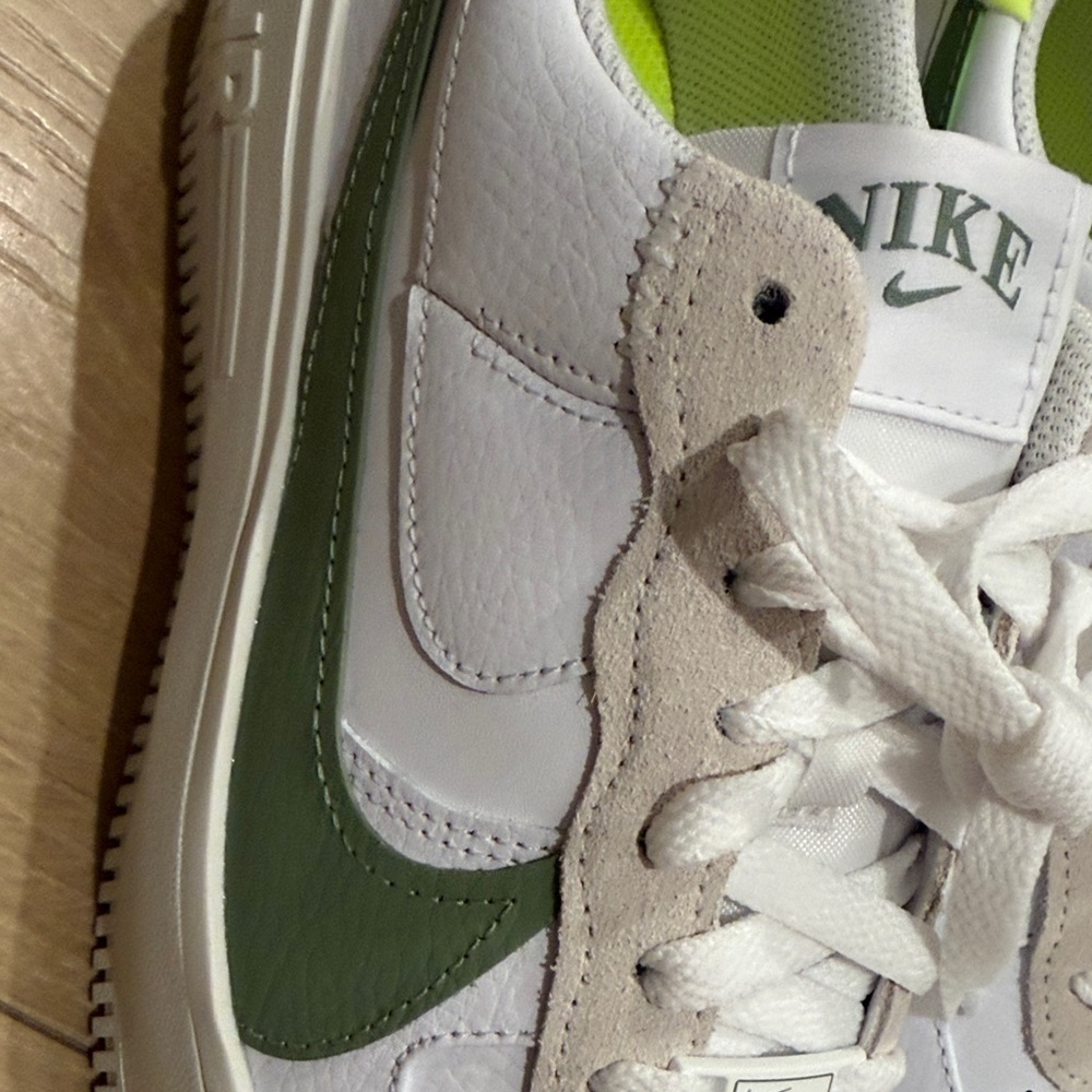 NikeTrendy Air Force 1 Women Shoes - Picture 4 of 6